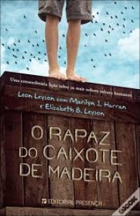 Image of O rapaz do caixote de madeira